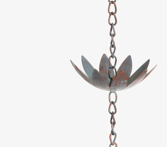 Bild av elegant regnkedja med blommor och patinafinish