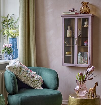 Bild av harmoniskt inrett rum med rosa väggskåp