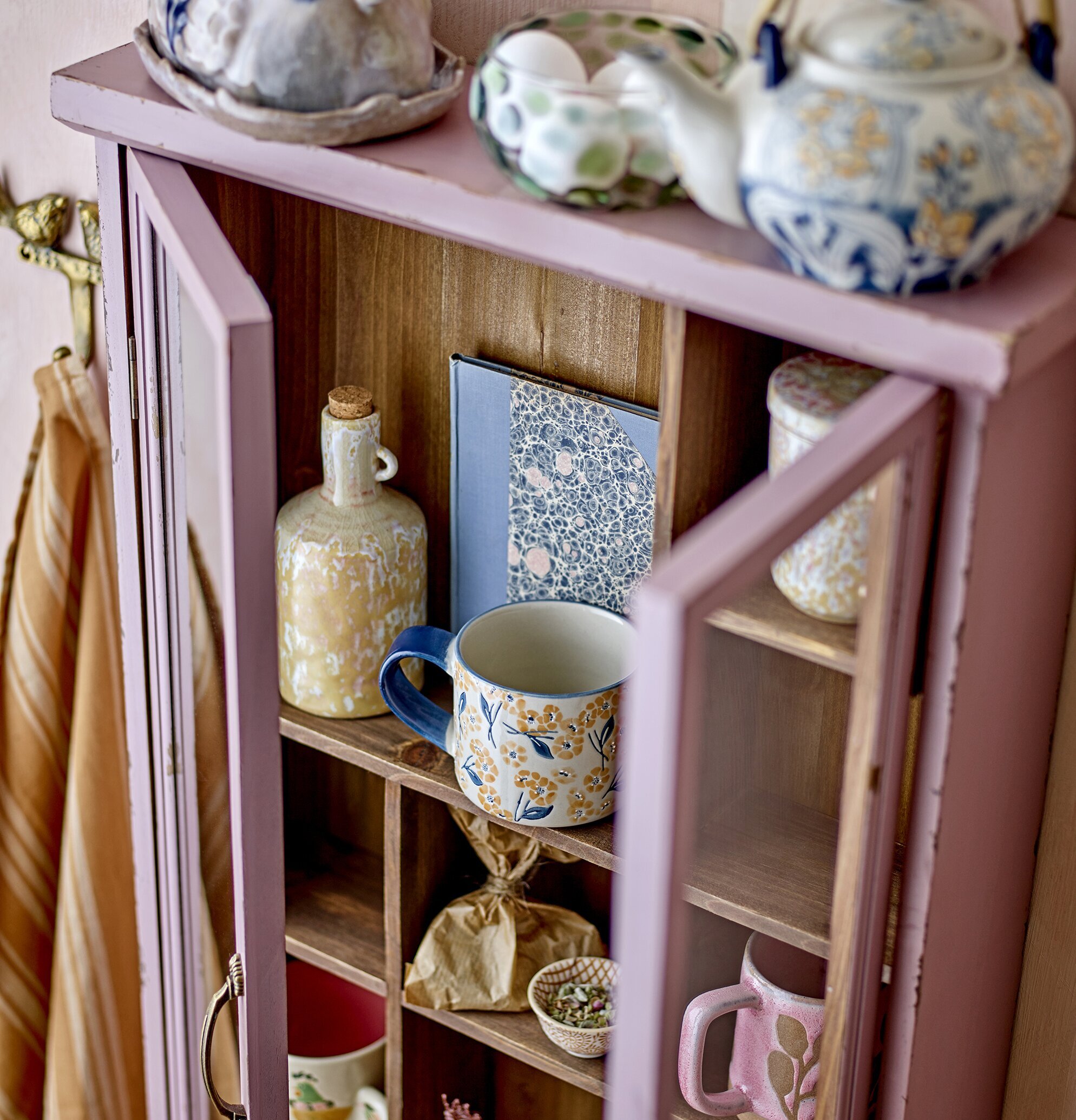 Väggskåp Hazem Rosa Bloomingville Skåp (ej för nycklar eller medicin) Vägghyllor som mer är en möbel