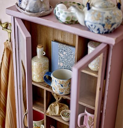 Bild av charmigt väggskåp med kreativa detaljer