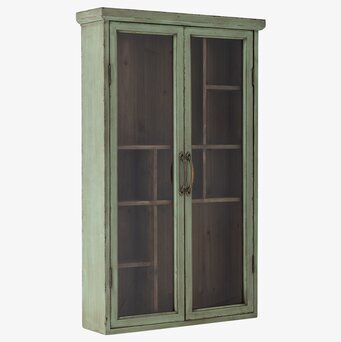 Bild av grönt väggskåp med glasdörrar och antika detaljer