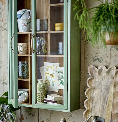 Bild av elegant väggskåp med rustik och hemtrevlig känsla