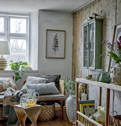 Bild av hemtrevligt rum med grön väggskåp och soffa