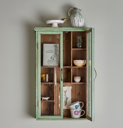 Bild av stilrent väggskåp med tidlös design och charm