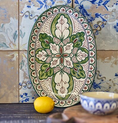 Foto av elegant serveringsfat med blommönster och citron