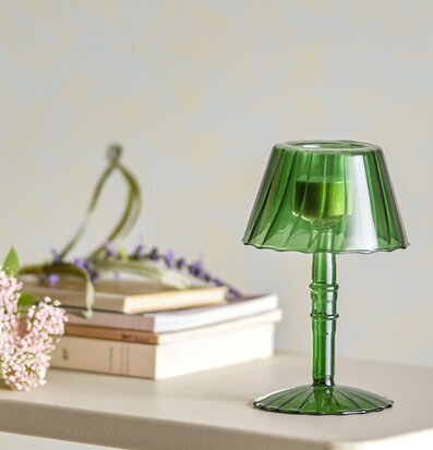 Bild av grön ljusstake i elegant och harmonisk interiör