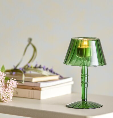 Bild av stilren grön ljusstake i skandinavisk design