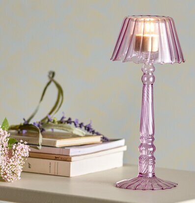 Bild av stilren ljusstake för värmeljus i rosa design