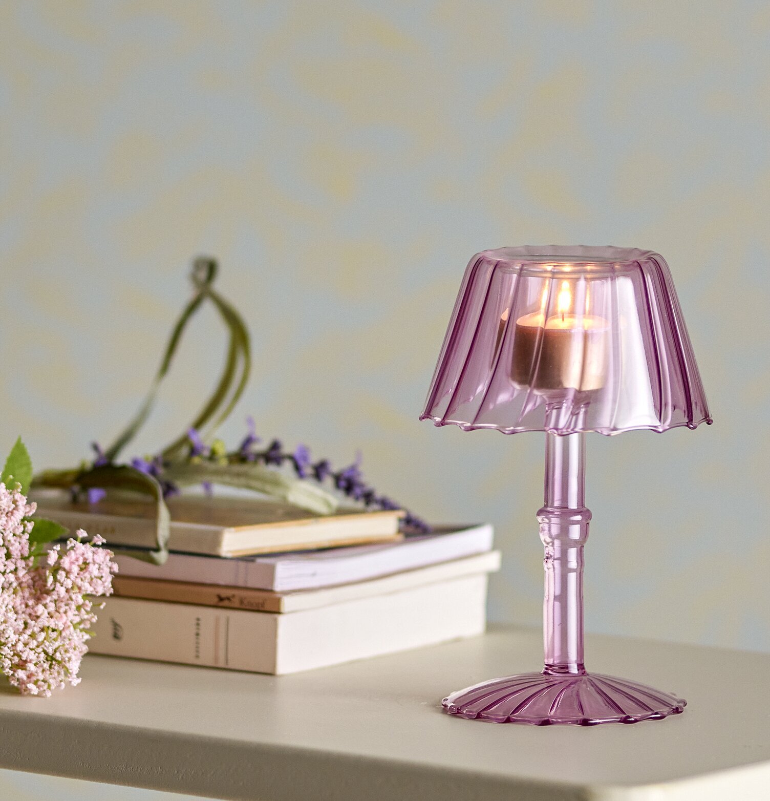 Bild av harmoniskt arrangemang med rosa ljusstake