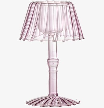 Bild av stilren ljusstake i rosa glas med elegant design