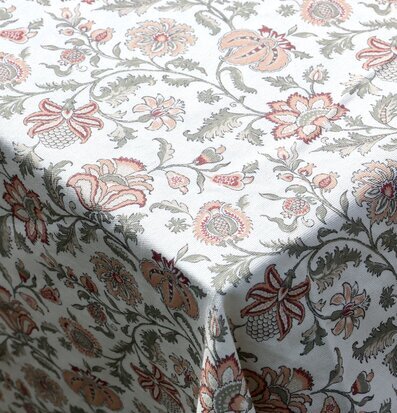 Bild av bordsduk med blommigt mönster och eleganta detaljer