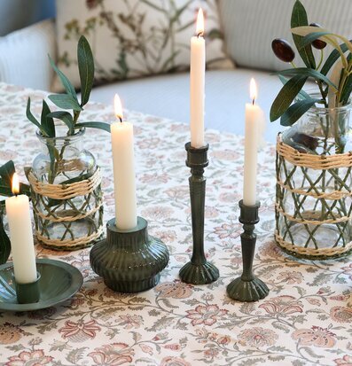 Bild av elegant och jordnära bordsarrangemang hemma