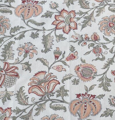 Bild av intrikat bordsduk med floralt tryck och detaljer