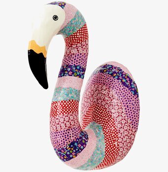 Bild av livfull flamingoskulptur med färgglada mönster