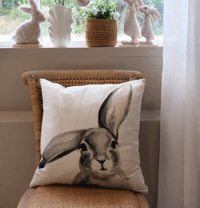 Foto av lantlig inredning med kaninmotiv och naturmaterial
