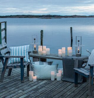 Enjoy Candles Nordic White Smooth på en brygga vid sjön
