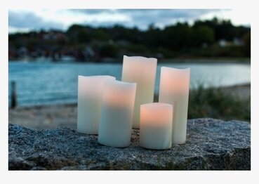 Enjoy Candles Nordic White Smooth på sten med naturbakgrund