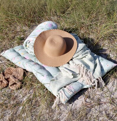 Bild av strandscen med madrass och somriga accessoarer