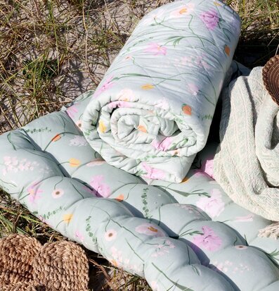 Bild av charmig utomhusmiljö med grön blommig madrass