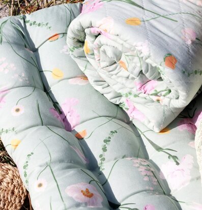 Bild av vacker madrass med grön bas och blommönster