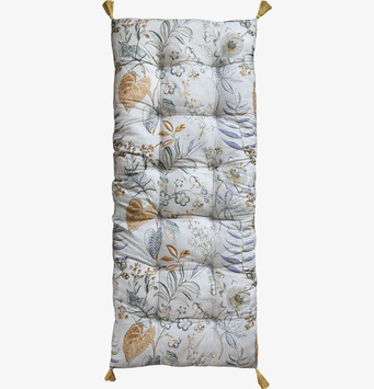 Bild av blommig golvmadrass med eleganta tofsdetaljer