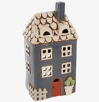 Bild av charmig ljuslykta som liknar ett litet hus