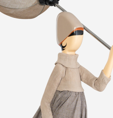 Bild av en stilfull bordslampa som förenar konst och ljus