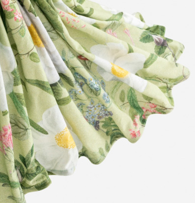 Bild av blommigt tyg med somrig och naturlig känsla