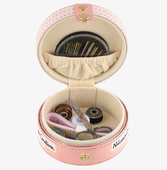 Bild av elegant sybox med praktiska sömnadstillbehör