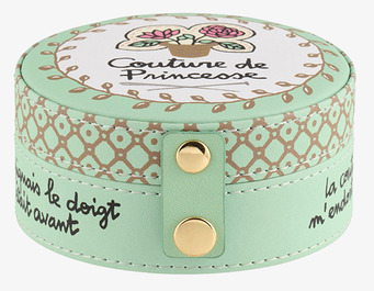 Bild på mintgrön sybox med dekorativt blommönster