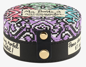 Foto av färgglad sybox med geometriskt mönster