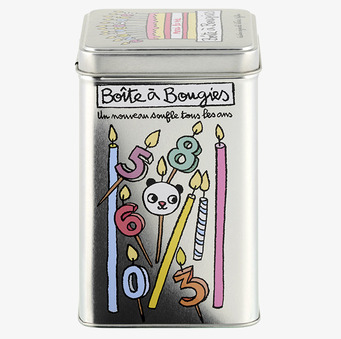 Bild av en färgglad och stilren plåtburk för tårtljus