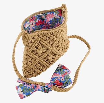 Bild av axelremsväska i makramé med färgglad rosett