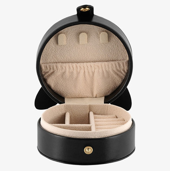 Bild av elegant smyckesskrin med kattdetalj i svart