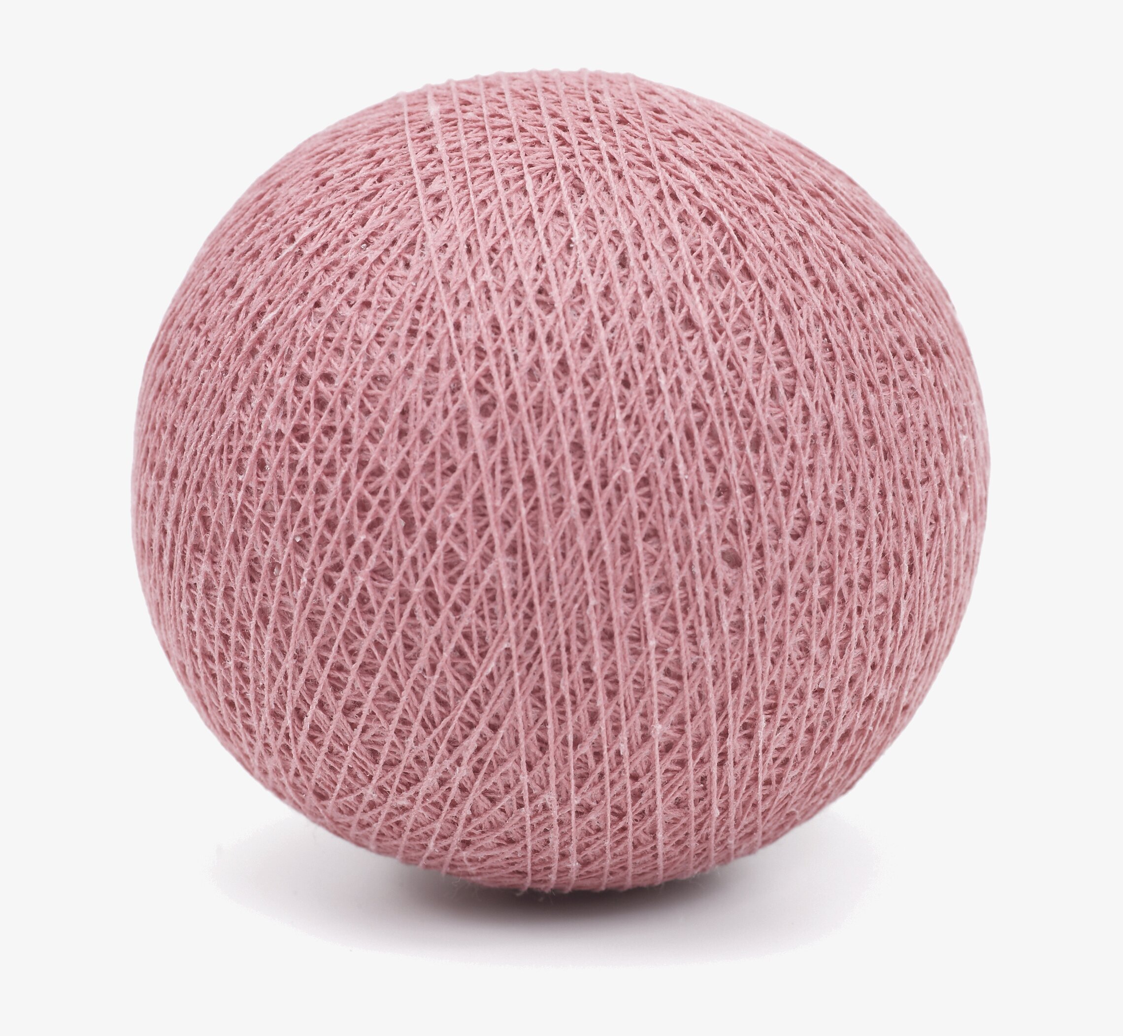 Bild av rund boll i gammelrosa med texturerad yta