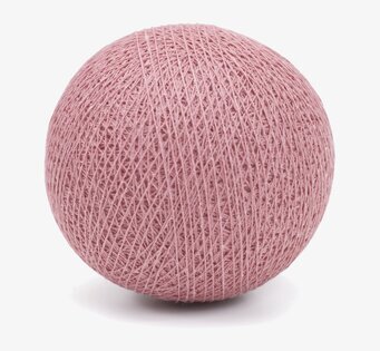 Bild av rund boll i gammelrosa med texturerad yta