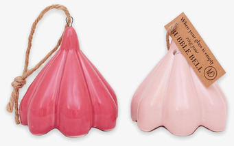 Bild av dekorativa rosa klockor med skimrande yta