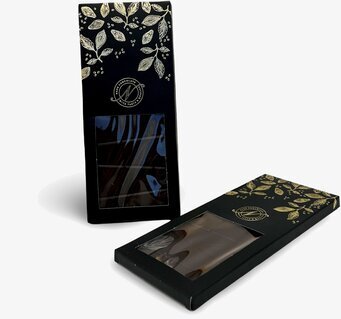 Bild av elegant förpackad mörk choklad med havssalt