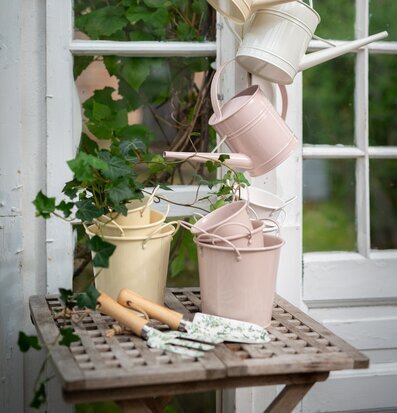 Bild av pittoresk trädgårdsscen med krukor och vattenkannor