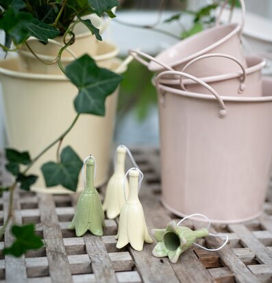 Bild av harmonisk trädgårdsscen med kruka och dekorationer