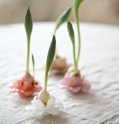 Bild av eleganta blomknoppar på mjuk textilyta