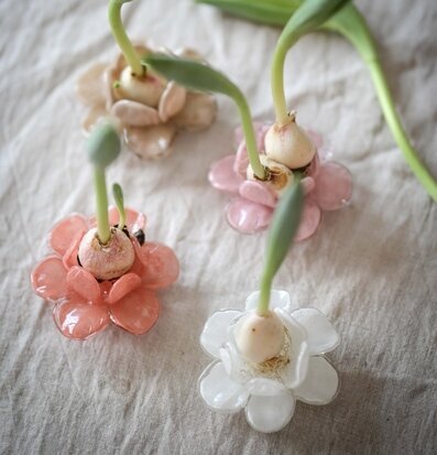 Bild av dekorativa blomsterarrangemang i aprikostema