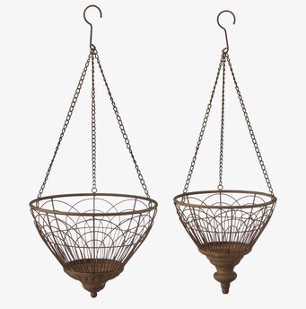 Bild på rustika hängande ampelkorgar i rostfinish