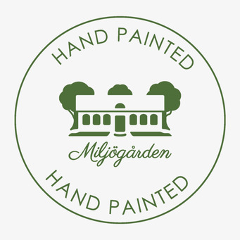 Bild av rund logotyp med handmålad och stilren design