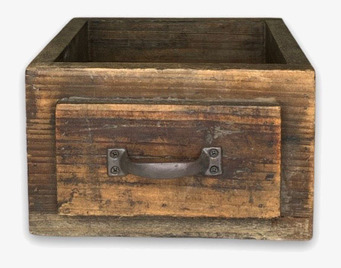 Bild av rustik trälåda med handtag och tidlös design