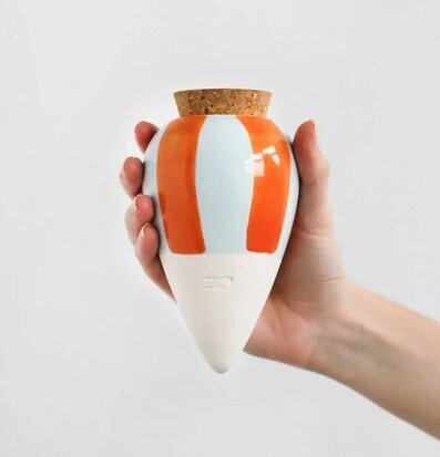 Foto av färgglad och funktionell bevattningsprodukt