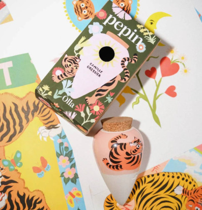 Bild av keramikolla med färgglad tigermotiv-design