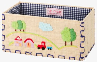 Bild av förvaringskorg med lekfulla broderade motiv