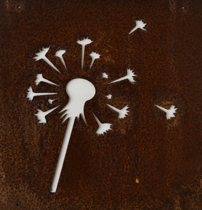 Bild av dekorativ skylt med maskros i armeringsnät