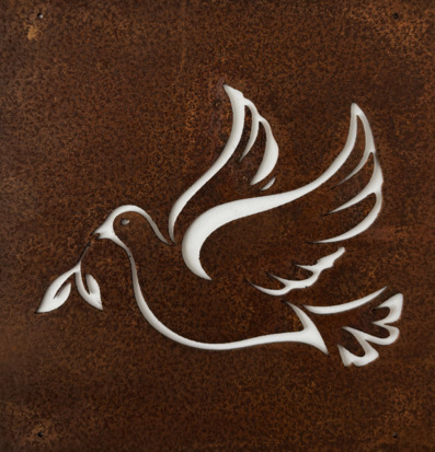 Bild av konstnärlig skylt med fredsduva i armeringsnät